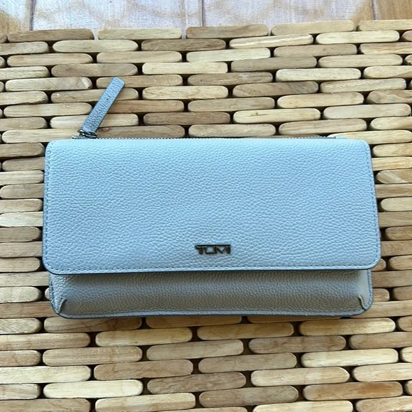 NWT Tumi Belden Cross- body leather bag -SOLD OUT ONLINE - Picture 1 of 12